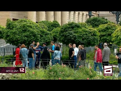 ჟურნალისტების ცემაში ბრალდებულების ადვოკატი ძალადობაში მედიას ადანაშაულებს