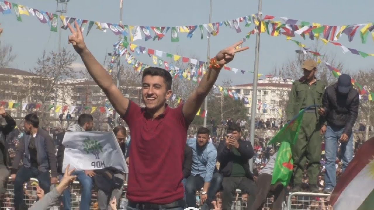 Diyarbakır Newroz kutlamasında buluşan yüz binler 'Buradayız' dedi