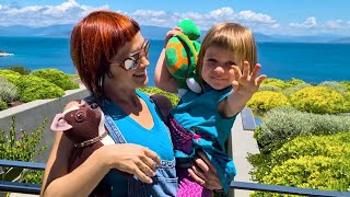 Aventuras infantiles de Viaje con la Pequeña Bianca: Diversión en el Hotel | Juegos para Niños