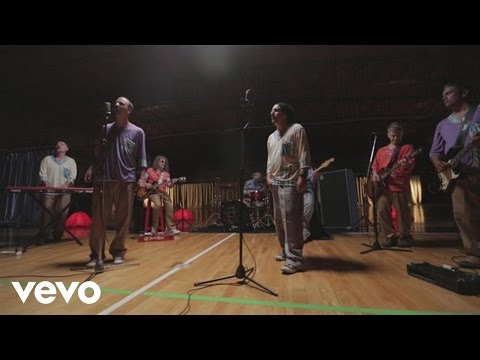 Watch the video for Cuatro vientos