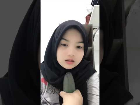 Cewek Cantik Pegang Timun Gede #pemersatubangsa #timun #viral #shorts