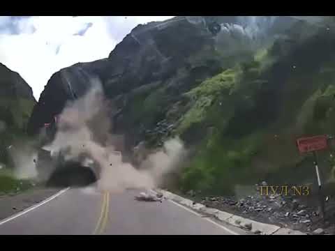 Incredible video from Peru: A huge rock fell on the road and crushed the truck, the driver survived