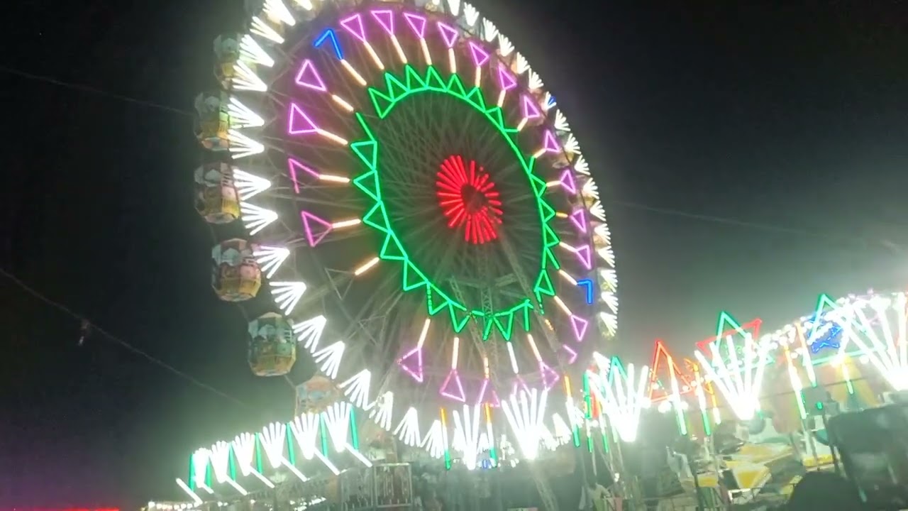 सेंधवा में नाइट का मेला का आनंद लेते हुए पब्लिक 2025