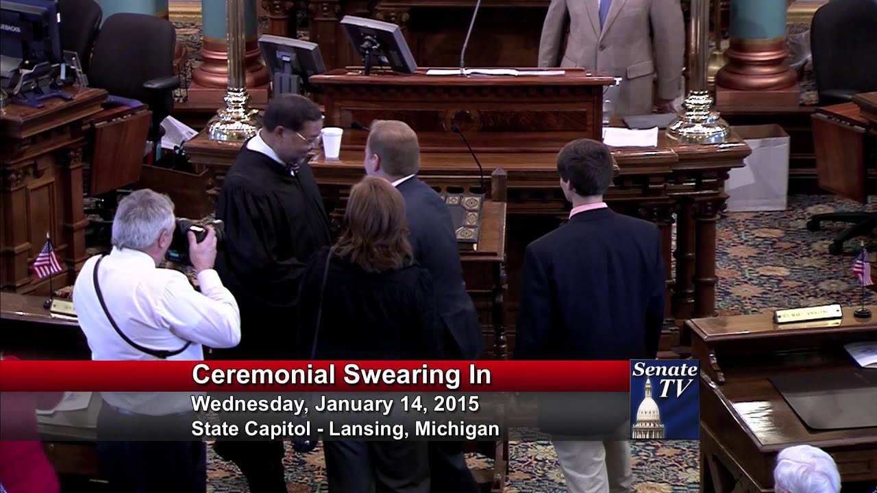Senator Peter MacGregor takes his Oath of Office in the 98th Legislature.