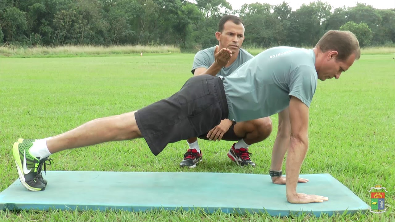 Programa Boa forma, policial - Flexão e extensão de cotovelos sobre o solo em 4 apoios.
