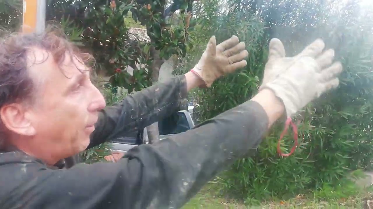 Via della Valle Benedetta: ponte tappo, argini del 2017 franati e la strada fiume allaga le case