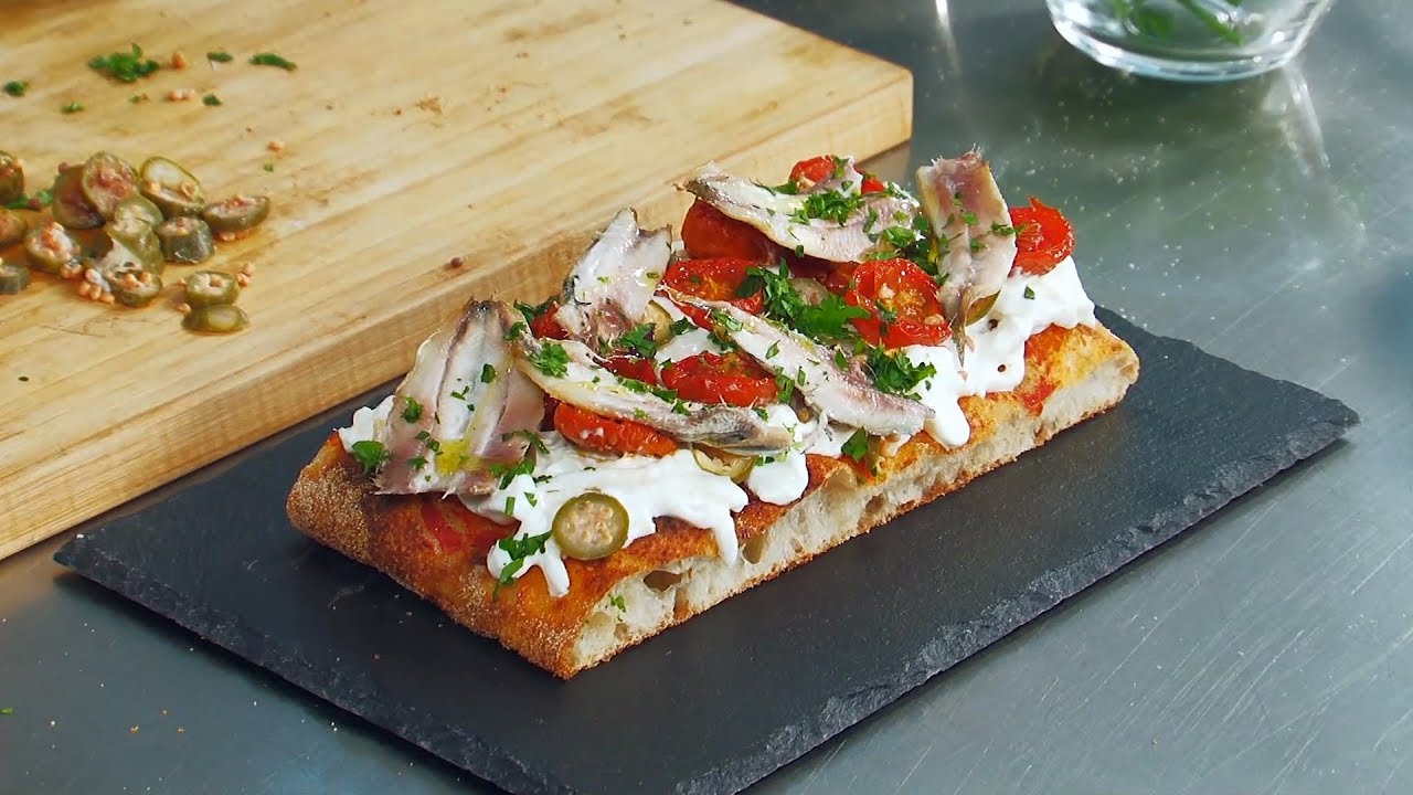 Come preparare la Pizza in Teglia con Alici e Pomodorini - Marco Montuori