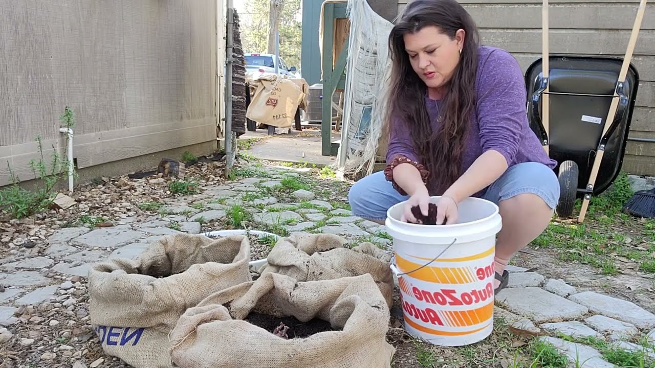 PLANTING POTATOES IN DIY JUTE BAGS - Le café de maman