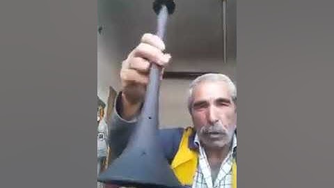 Zurna ustası Akif Ekinci , hem Zurna üretiyor hem de konuşturuyor .