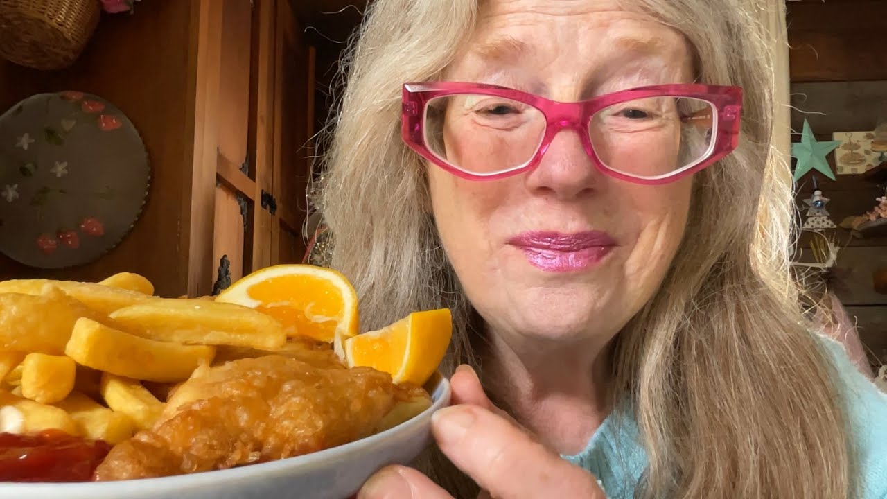 Yes my hungry face 😂 Cosy ASMR Fish & Chips 