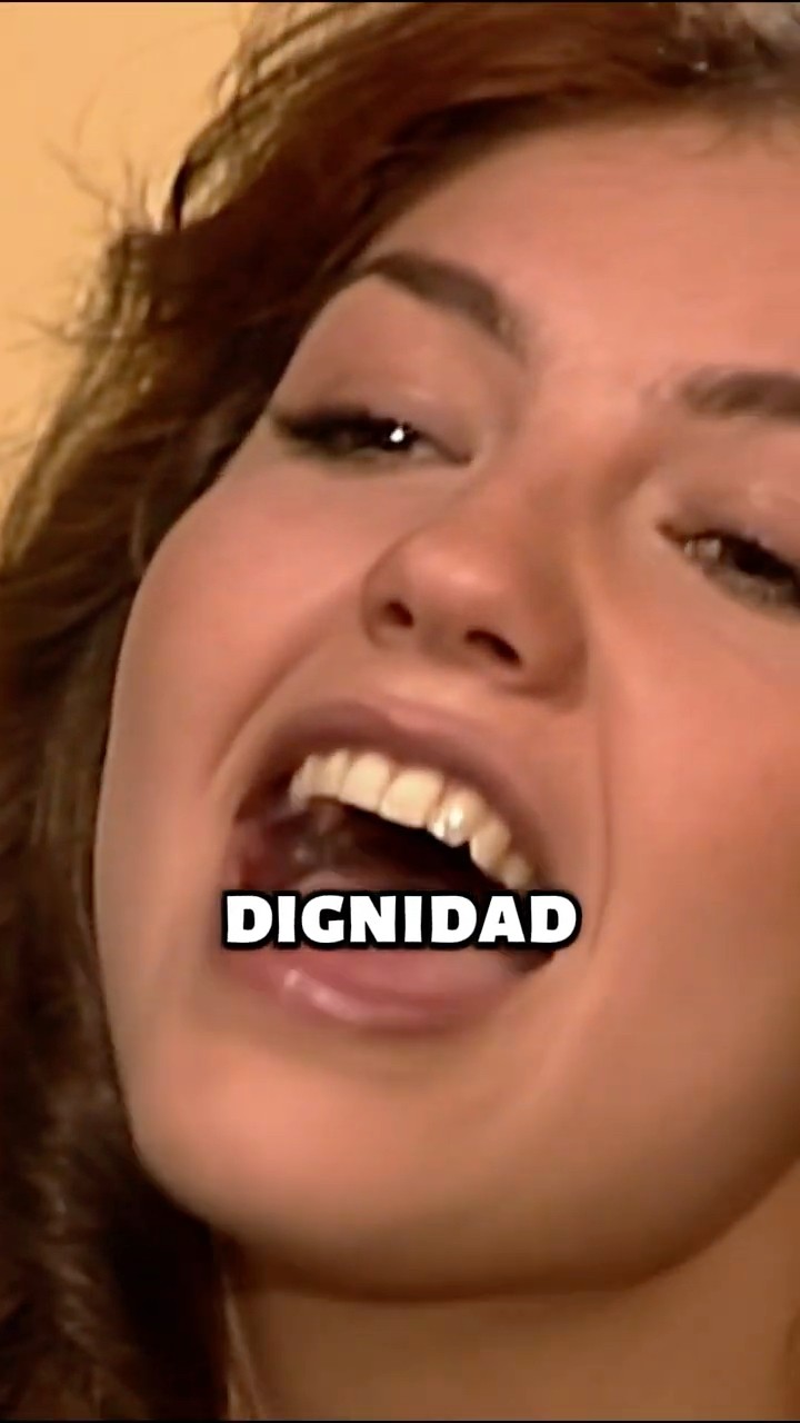 Yo tengo algo que a ti te falta: ¡DIGNIDAD! ? #MaríaLaDelBarrio #Thalía #shorts #tln