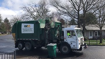 Peterbilt Labrie Automizer Garbage Truck with 300g Grippers