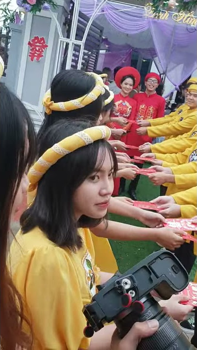 TRAO DUYÊN HAY TRAO LÌ XI CỦA ĐỘI BÊ TRÁP CHO NHAU