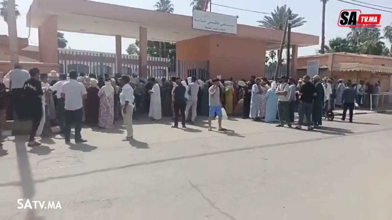 أمام مستشفى السلامة بقلعة السراغنة وصول جثامين ضحايا حادثة سير بسور العز و وفاة سائق التريبورتور