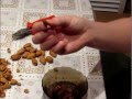 Как расколоть миндальный орех. How to split almonds.