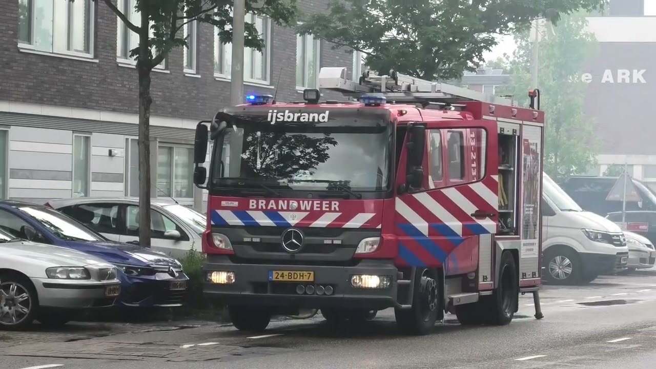 Flinke Schuurbrand in Amsterdam Noord Brandweer, en Politie, met spoed onderweg