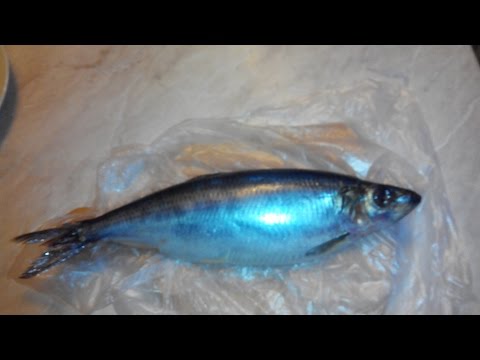 Video: How To Separate The Herring From The Bones
