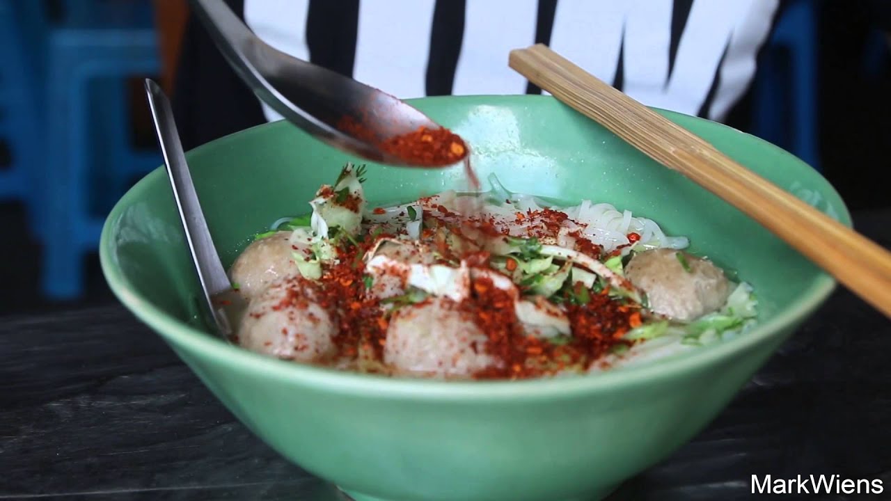 Thai Beef Meatballs at Kuay Teow Boo Yong (ก๋วยเตี๋ยวปู่โย่ง) | Mark Wiens