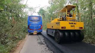 proyek aspal di tengah hutan, ada bus lewat