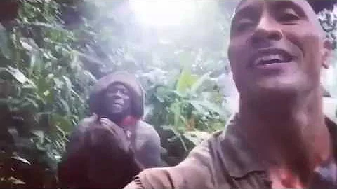 THE ROCK ON THE SET OF JUMANJI WITH KEVIN HART, JACK BLACK AND THE REST OF THE CAST