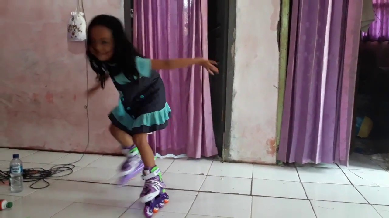 sangat gembira dapet sepatu roda dari bunda ani / bunda ani