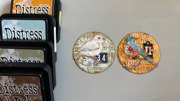 Gemengde media kunstmunten met distressinkt, structuurpasta en collage.