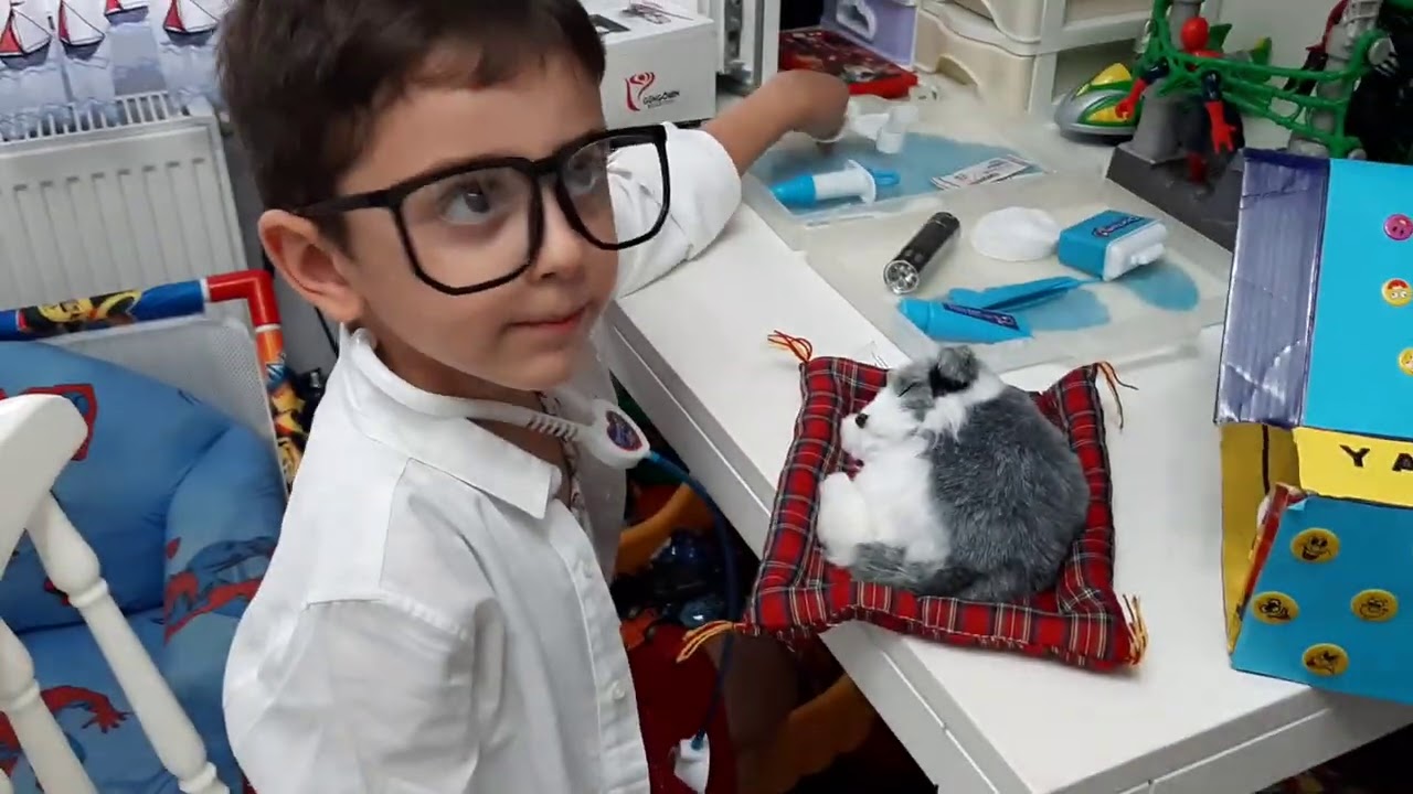 Efe veteriner oldu yavru köpeği tedavi etti.