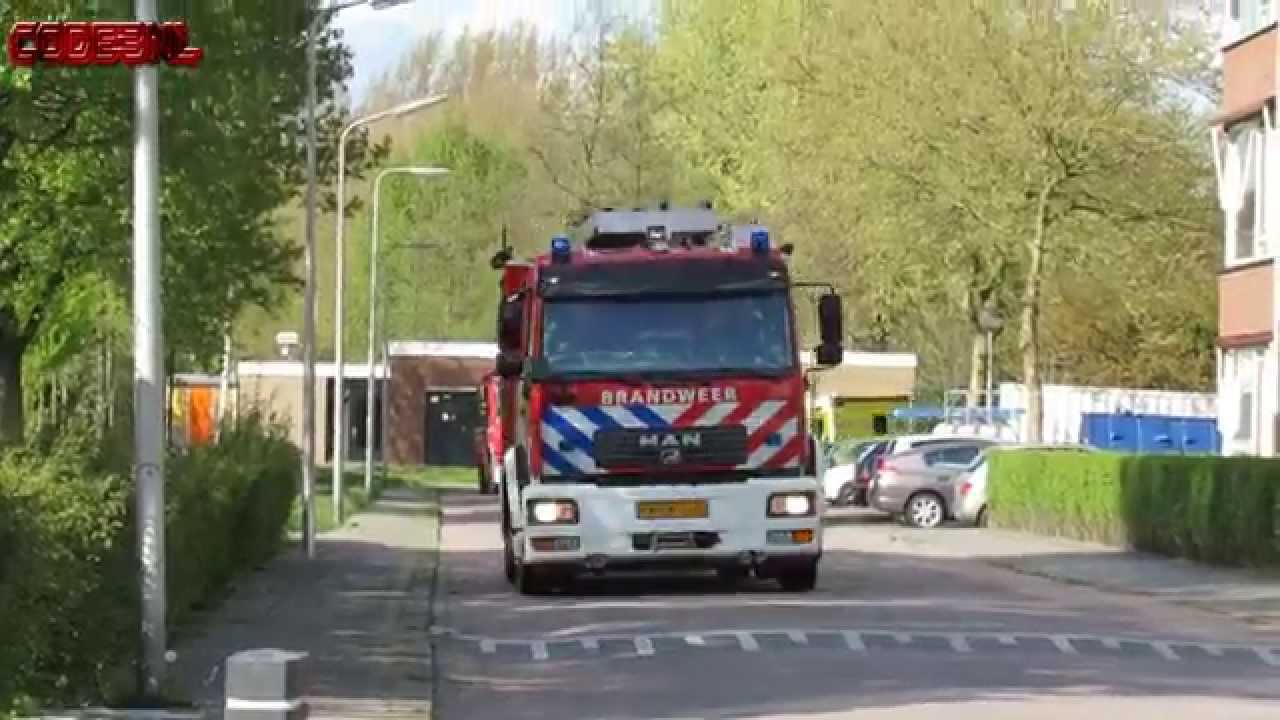 Brandweer en ambulance met spoed naar een flatbrand aan het IJsvogelplein te Zwijndrecht