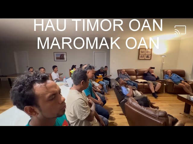 Trabalhador Timor oan iha Australia hananu musica hau Timor oan Maromak oan iha Partraun nia uma. class=