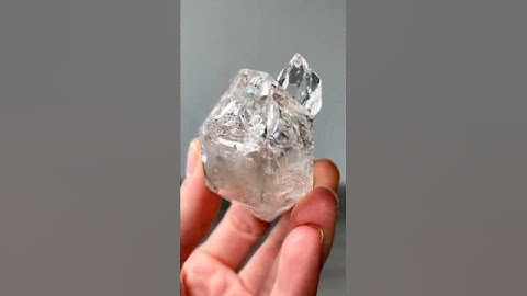 Diamond or Quartz? Shocking Ways to Tell in Seconds!