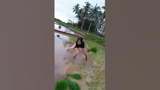 TOP, JEMPOL 2 !! VIDEO GADIS CANTIK MENANAM PADI DI SAWAH, DEMI UNTUK MEMBIAYAI KULIAH,, ,!!!