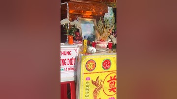 người mẹ đứng buồn ngồi khóc tiễn con