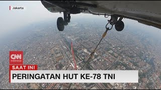 Aksi Flypass Helikopter Personel TNI Kibarkan Bendera Merah Putih di HUT ke-78