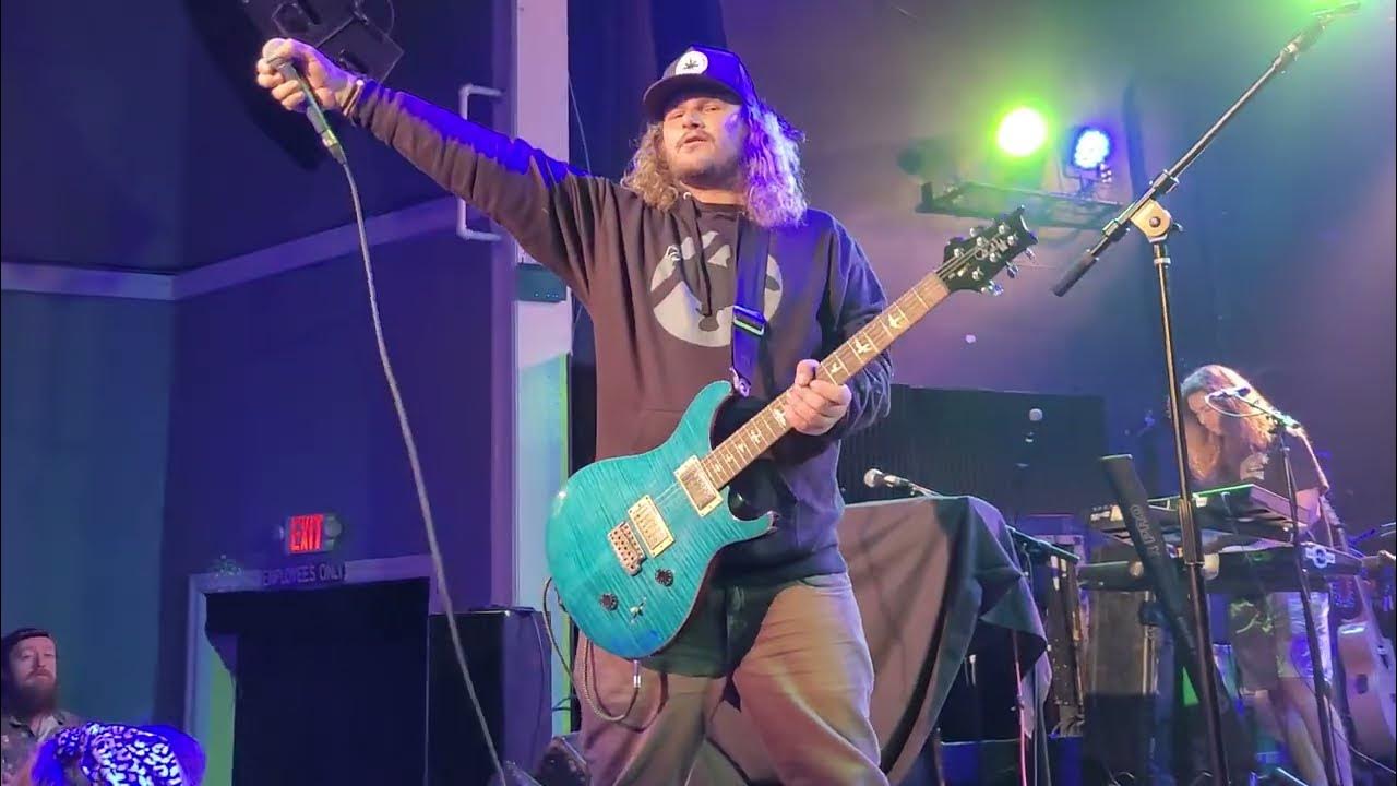 Kash'd Out performs "Always vibin" (live) at the Lincoln Theatre Kash'd Out performs "Always vibin" (live) at the Lincoln Theatre
