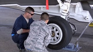 F-35ライトニングII戦闘機のタイヤ交換 - Tire Exchange of F-35 Lightning II