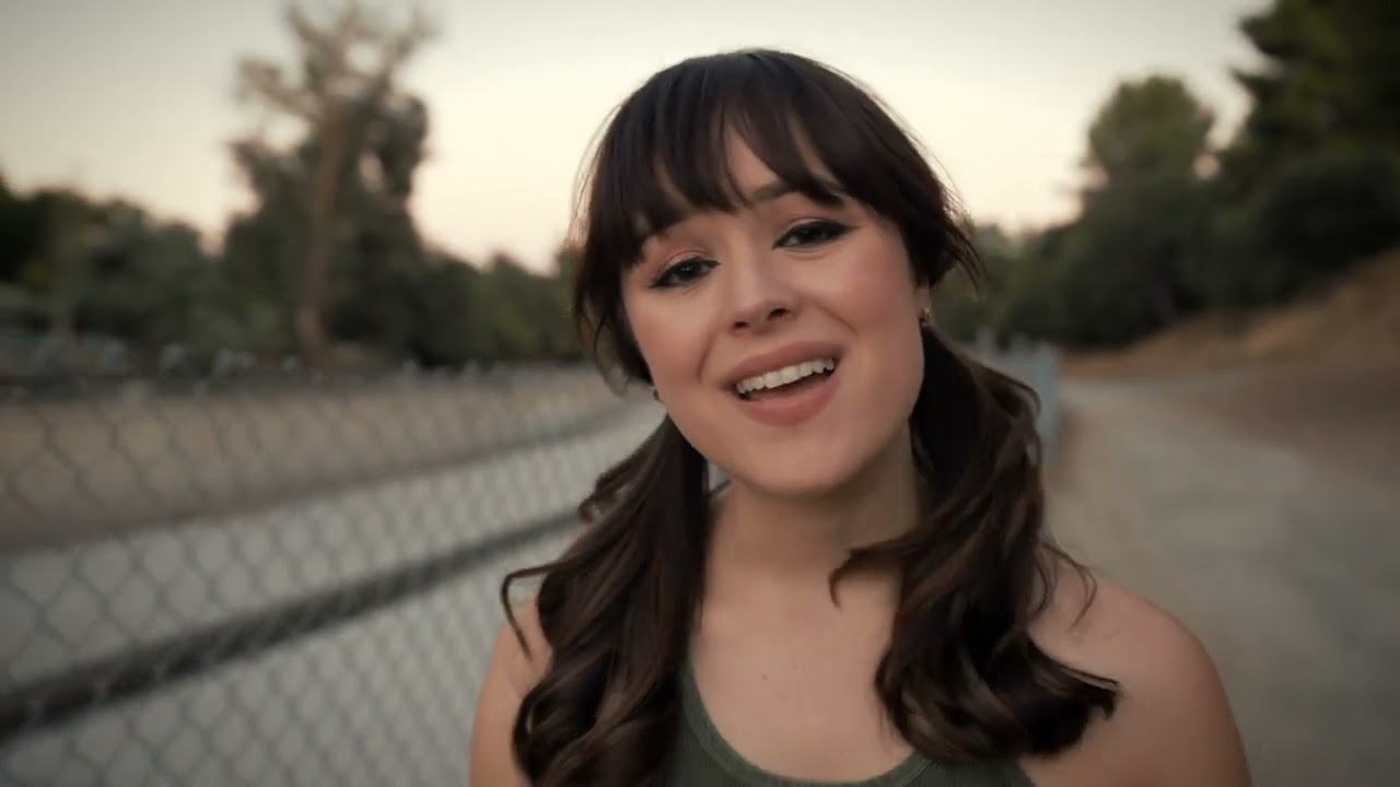 在 YouTube 上觀看「Hayley Orrantia - "Gasoline" (Official Music Video)」