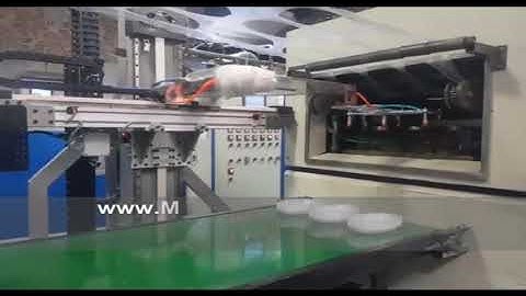 Stacking robot for thermoforming machine