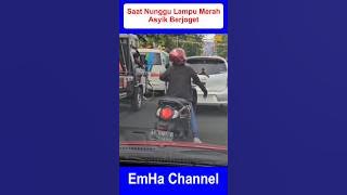 Asyik berjoget saat nunggu lampu merah #shorts #trending #joget