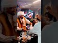 محبة ومقام الفنان مأمون سوار الدهب يقب ل يد شيخ الأمين احترام ا وتقدير ا في حنته السودان 