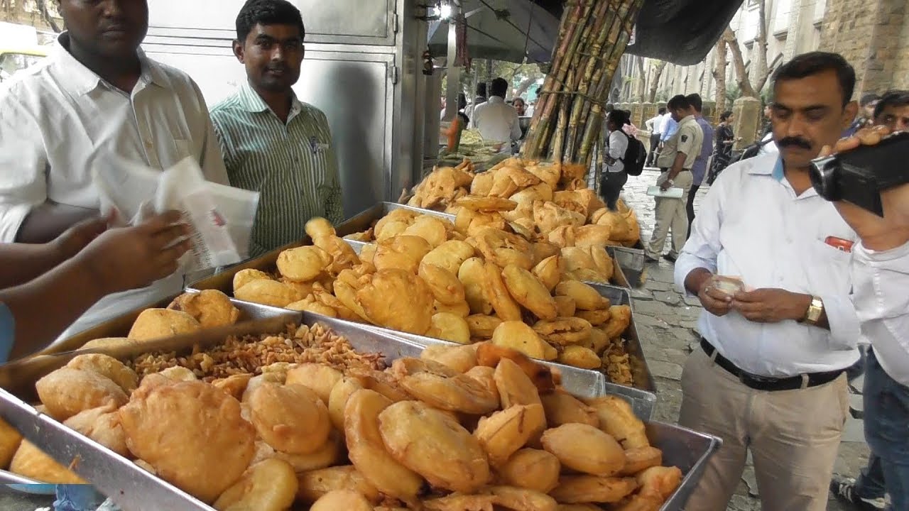 Early Morning Crazy Breakfast in Mumbai - Vada Pav /Samosa Pav @ 15 rs Only - Indian Street Food | Indian Food Loves You