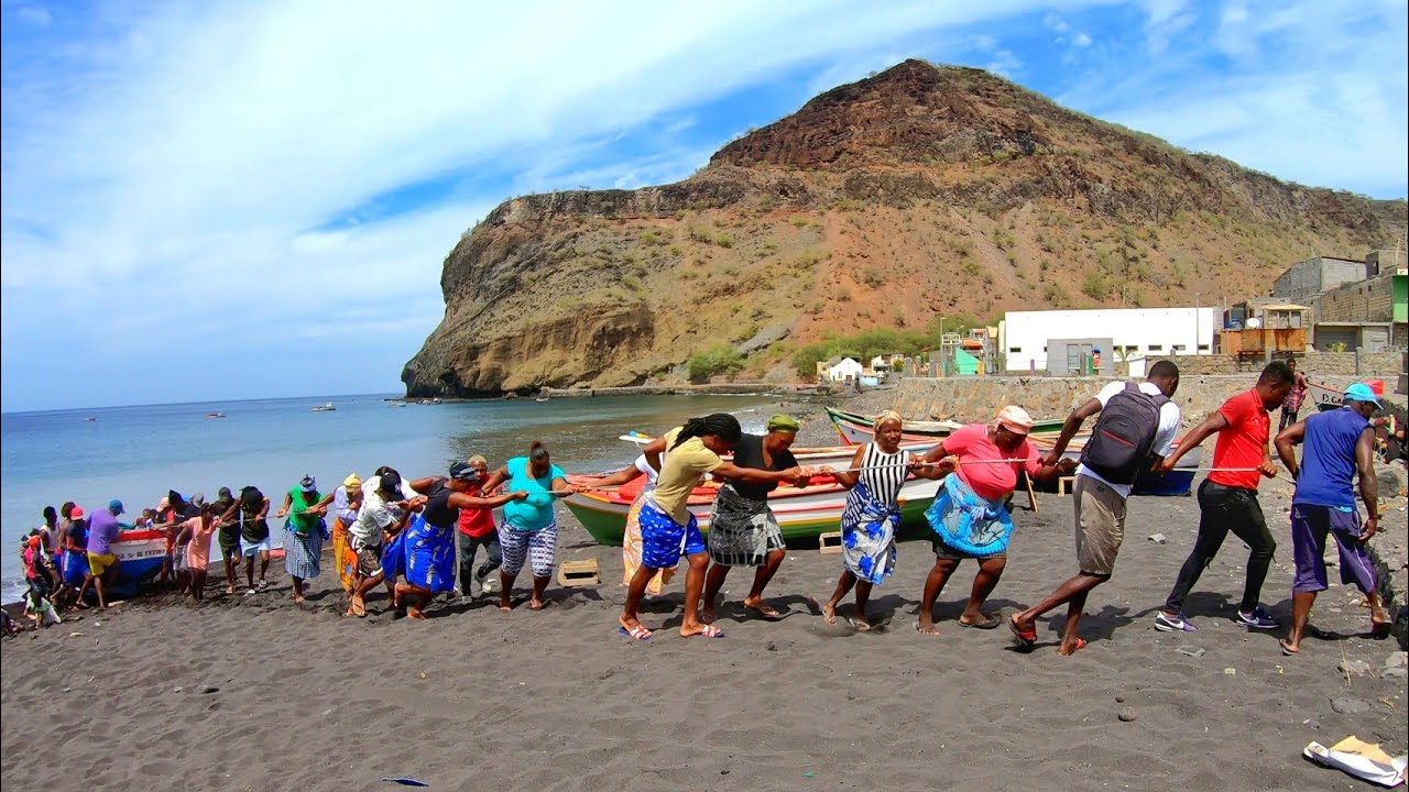 40 pessoas puxam um bote para fora de água - Ribeira da Barca 🇨🇻