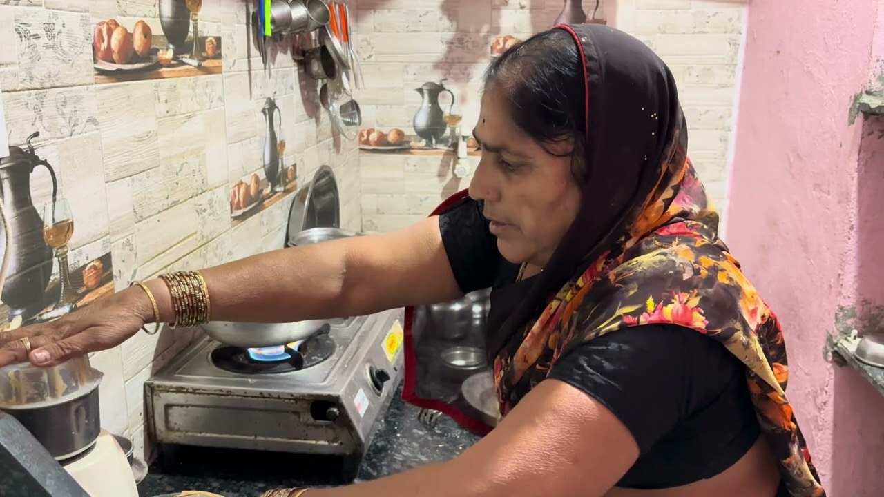 होळी विशेष थाळी | मऊ लुसलुशीत पुरणपोळी, कटाची आमटी नाही तर पारंपारिक 'अळणं' आणि कढी!