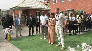 Nigeria : Le prince Harry et Meghan arrivent pour une visite dans une école à Abuja | AFP Images