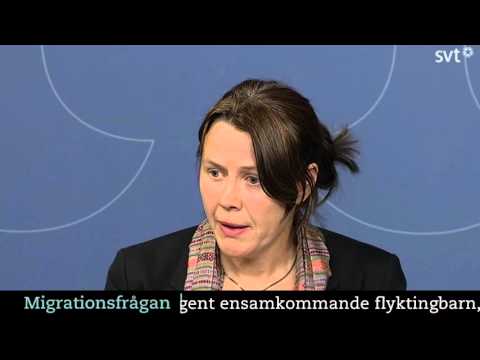 Åsa Romson börjar gråta under en pressträff