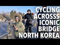 In bicicletta attraverso il ponte iconico di pyongyang  corea del nord