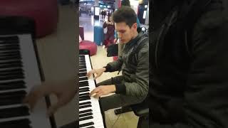 Man is dancing to „Hit the Road Jack“ (Ray Charles) at Paris Train Station by Thomas Krüger chords