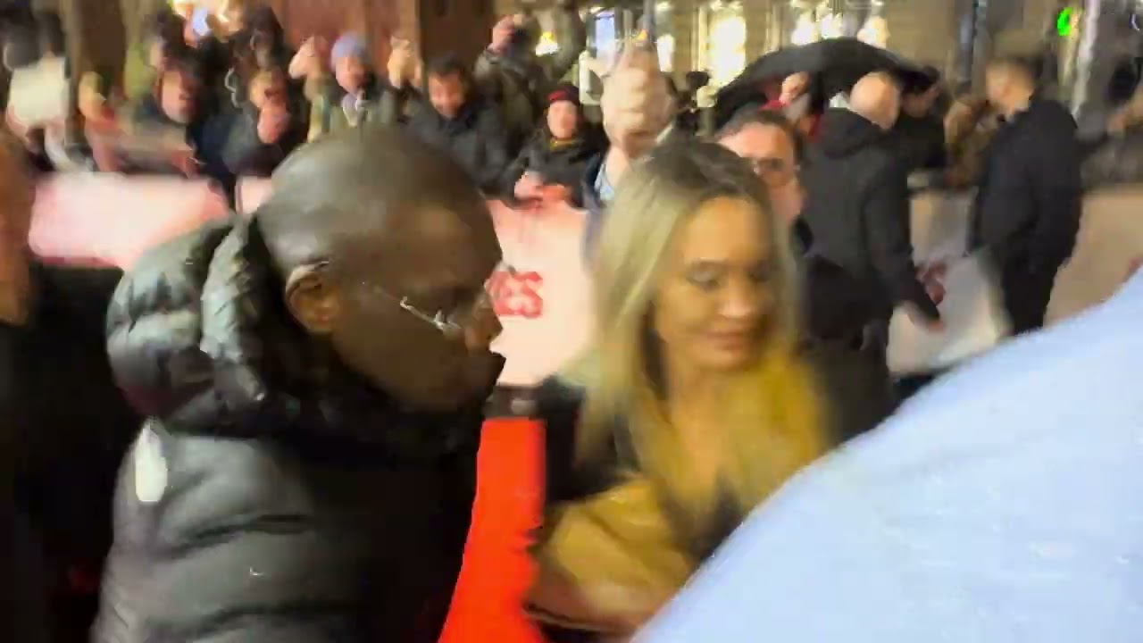 После съемок фильма Анджелина Джули пообщалась с поклонниками в Париже.