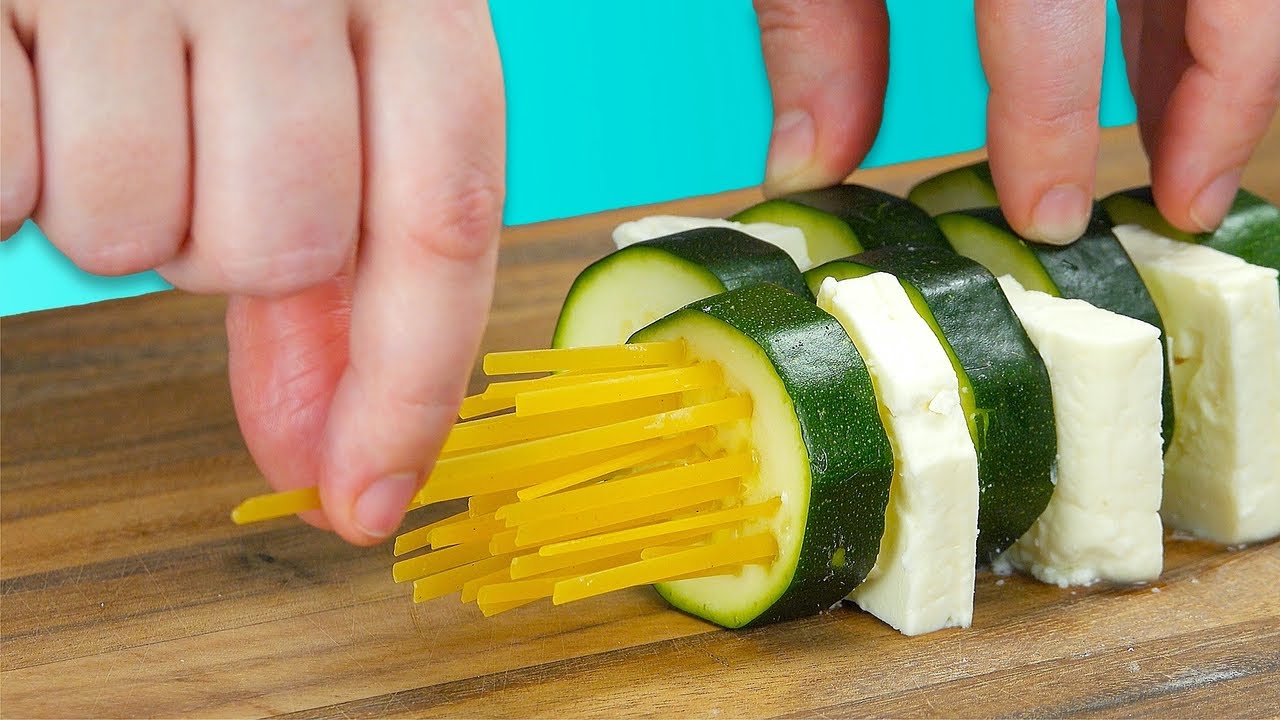 Втыкаем макароны в сырые овощи - и на сковороду. Очень просто и вкусно!