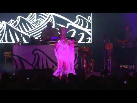 在 YouTube 上观看 Fat Freddy's Drop Cortina Motors live at Sónar