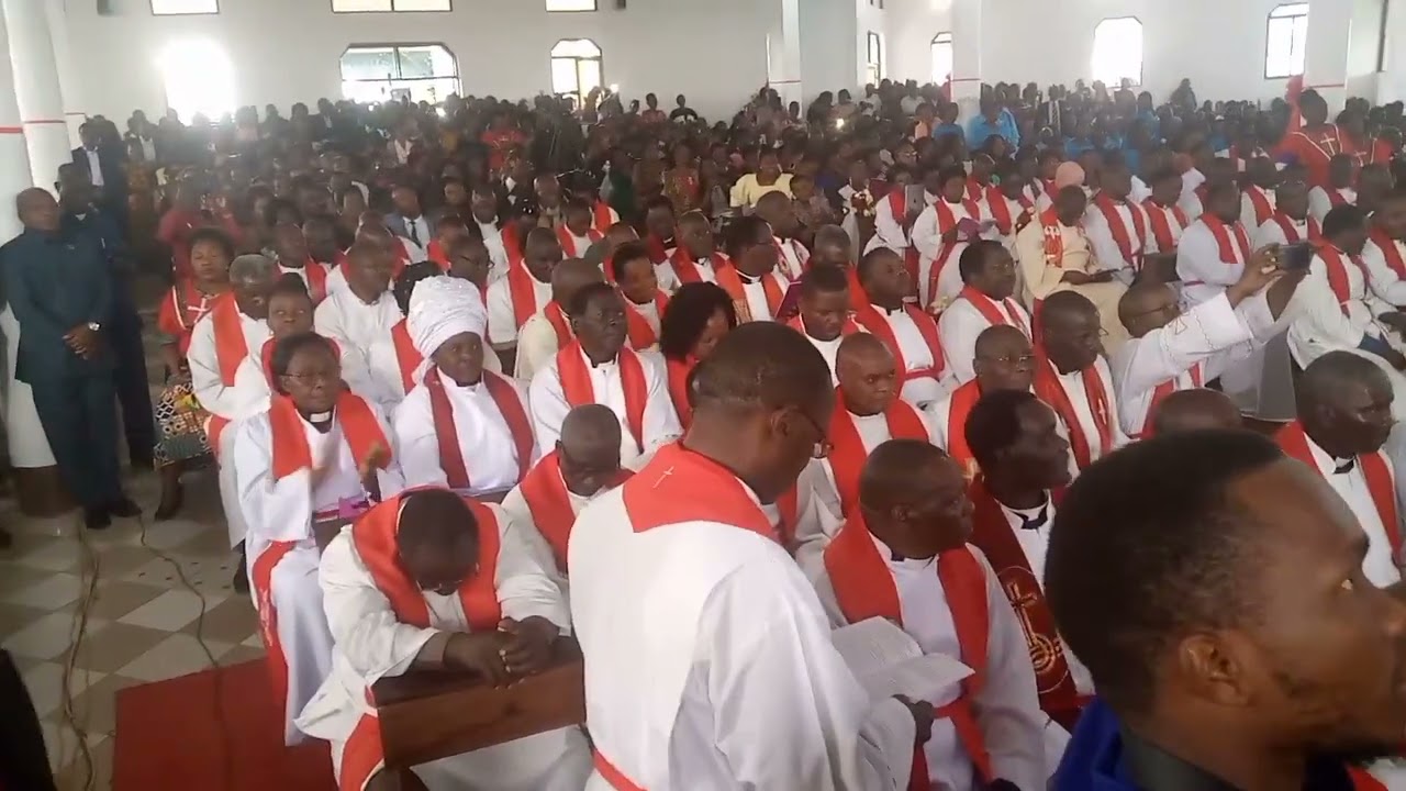 WANAKONDE WASHANGILIA BAADA YA KUTANGAZWA RASMI KUWA ASKOFU MTEULE WA DAYOSISI YA KONDE  MWAKIHABA